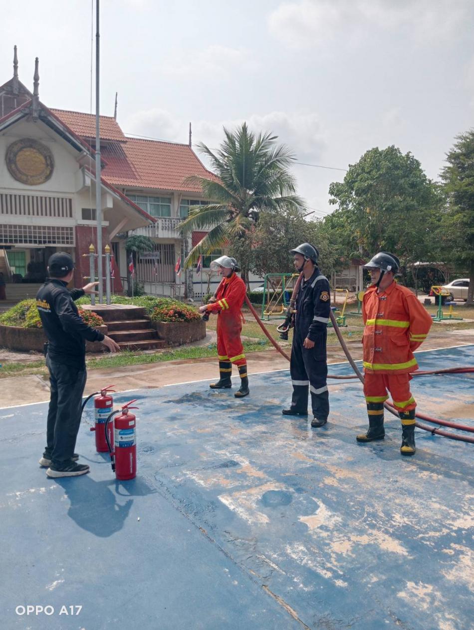 ฝึกทบทวนซ้อมแผนระงับเหตุอัคคีภัยและการใช้อุปกรณ์ให้กับทาง  เพื่อเป็นการเตรียมความพร้อมในการปฏิบัติหน้าที่  ด้วยความห่วงใยจาก งานป้องกันและบรรเทาสาธารณภัย  อบต.โนนสมบูรณ์ อ.เดชอุดม จ.อุบลราชธานี 