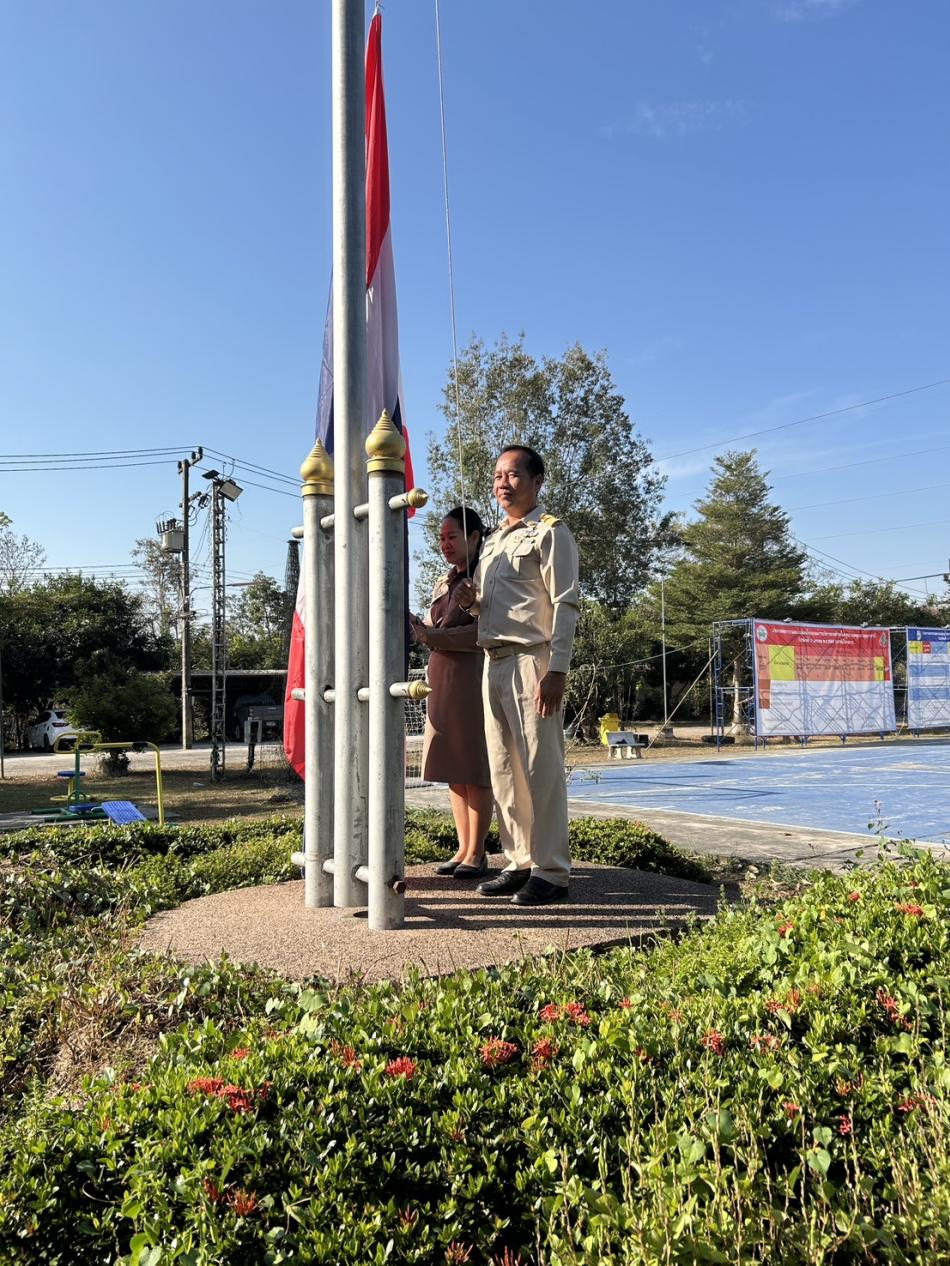 ร่วมกิจกรรมเข้าแถวเคารพธงชาติ ณ องค์การบริหารส่วนตำบลโนนสมบูรณ์ อำเภอเดชอุดม จังหวัดอุบลราชธานี