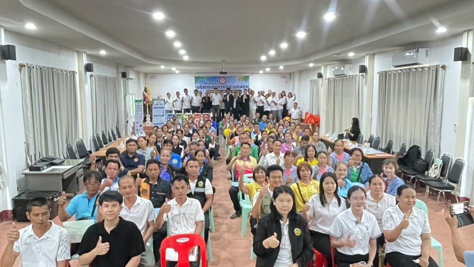 วิทยากรให้ความรู้  เรื่อง ธนาคารขยะ อบต.โนนสมบูรณ์  ณ องค์การบริหารส่วนตำบลโนนสมบูรณ์ อำเภอนาจะหลวย จังหวัดอุบลราชธานี 