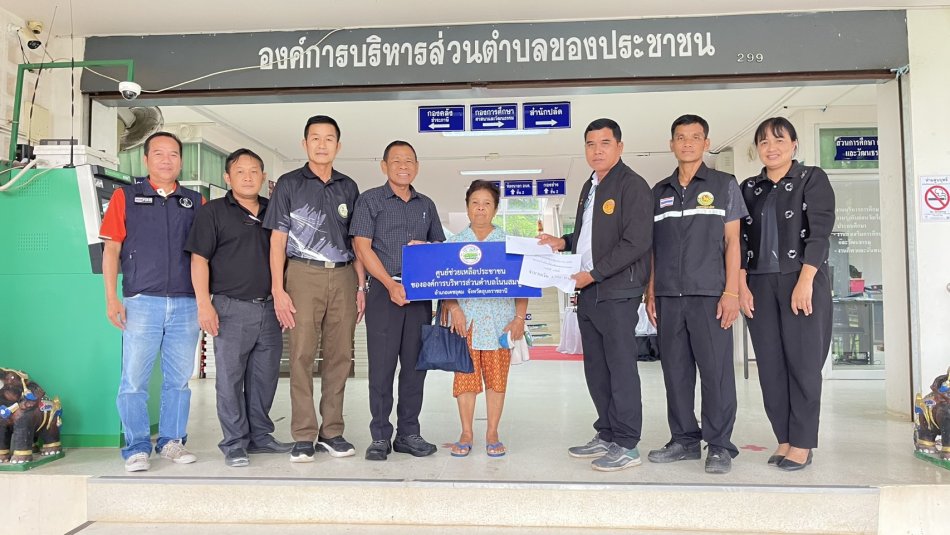 มอบเงินช่วยเหลือผู้ประสบภัยกรณีฉุกเฉิน (กรณีประสบเหตุวาตภัย) . ณ.องค์การบริหารส่วนตำบลโนนสมบูรณ์ อำเภอเดชอุดม จังหวัดอุบลราชธานี  