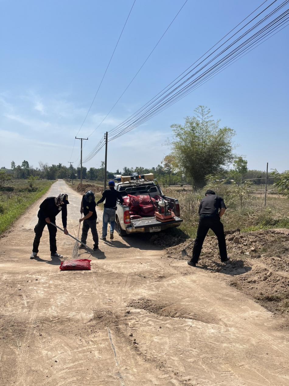 วันพฤหัสบดี ที่ 12 กุมภาพันธ์ 2569 เวลา 09.00 น.  องค์การบริหารส่วนตำบลโนนสมบูรณ์ นำโดย  -พันจ่าเอกตรีพงศ์ เสาร์แก้ว ปลัดองค์การบริหารส่วนตำบลปฏิบัติหน้าที่นายกองค์การบริหารส่วนตำบลโนนสมบูรณ์ -นายรุ่งศักดา ศรมณี รองปลัดองค์การบริหารส่วนตำบลโนนสมบูรณ์ พร้อมด้วยพนักงานอบต.โนนสมบูรณ์ ????ได้ออกไปซ่อมเเซมถนนหมู่บ้าน บ้านกอกกลาง หมู่ที่ 8 ????เบอร์โทร. 045 210 629  ???? Facebook: อบต. โนนสมบูรณ์ อำเภอเดชอุดม ????เว็บไซต์: www.nonsombun.go.th