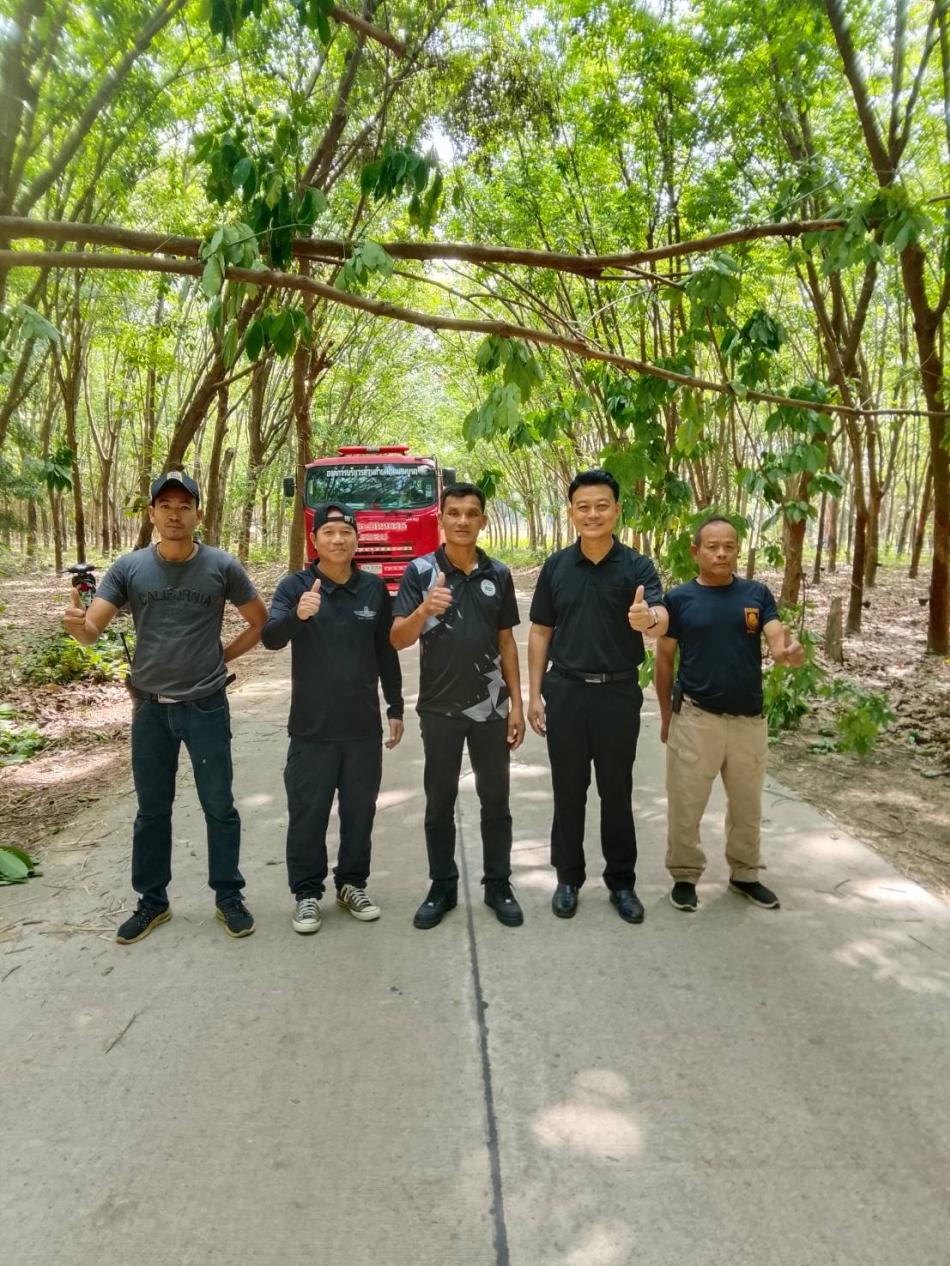 วันที่ 12 มีนาคม 2569 เวลา 09.30 น. ด้านงานป้องกันและบรรเทาสาธารณภัย  สำนักปลัดขององค์การบริหารส่วนตำบลโนนสมบูรณ์  อำเภอเดชอุดม จังหวัดอุบลราชธานี นำโดย  -นายเทพพร มานะโส เลขานุการนายกองค์การบริหารส่วนตำบลโนนสมบูรณ์ (อ.เดชอุดม จ.อุบลราชธานี)   -นายรุ่งศักดา ศรมณี รองปลัดองค์การบริหารส่วนตำบลโนนสมบูรณ์ และพนักงานที่เกี่ยวข้อง  (อ.เดชอุดม จ.อุบลราชธานี)  ได้นำรถดับเพลิง ออกพื้นที่เพื่อตัดต้นไม้ขวางถนน เส้น โรงพยาบาลส่งเสริมสุขภาพตำบลโนนสมบูรณ์ ไปบ้านนาอุดม หมู่ที่ 1 ตำบลโนนสมบูรณ์ อำเภอเดชอุดม จังหวัดอุบลราชธานี
