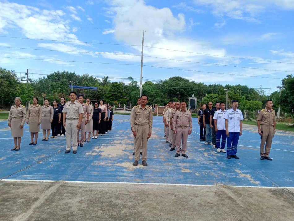 เข้าแถวเคารพธงชาติ ณ องค์การบริหารส่วนตำบลโนนสมบูรณ์ อำเภอเดชอุดม จังหวัดอุบลราชธานี