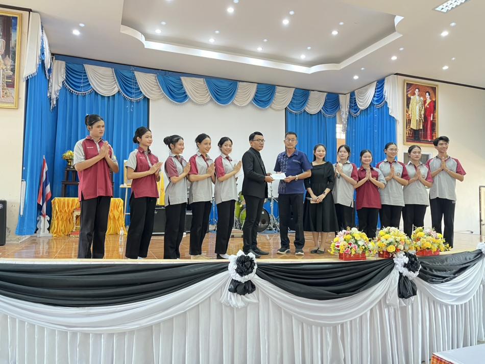 -พันจ่าเอกตรีพงศ์ เสาร์แก้ว ปลัดองค์การบริหารส่วนตำบลปฏิบัติหน้าที่นายกองค์การบริหารส่วนตำบลโนนสมบูรณ์ "ได้บริจาคเงินสนับสนุนการแข่งขันดนตรีลูกทุ่ง โรงเรียนเดชอุดม (จังหวัดอุบลราชธานี) เพื่อเข้าประกวดแข่งขันในรายการ ชิงช้าสวรรค์ 2026 